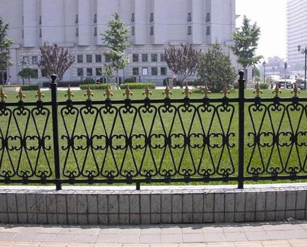 十堰鐵藝護欄有哪些優(yōu)缺點以及維護方式呢？
